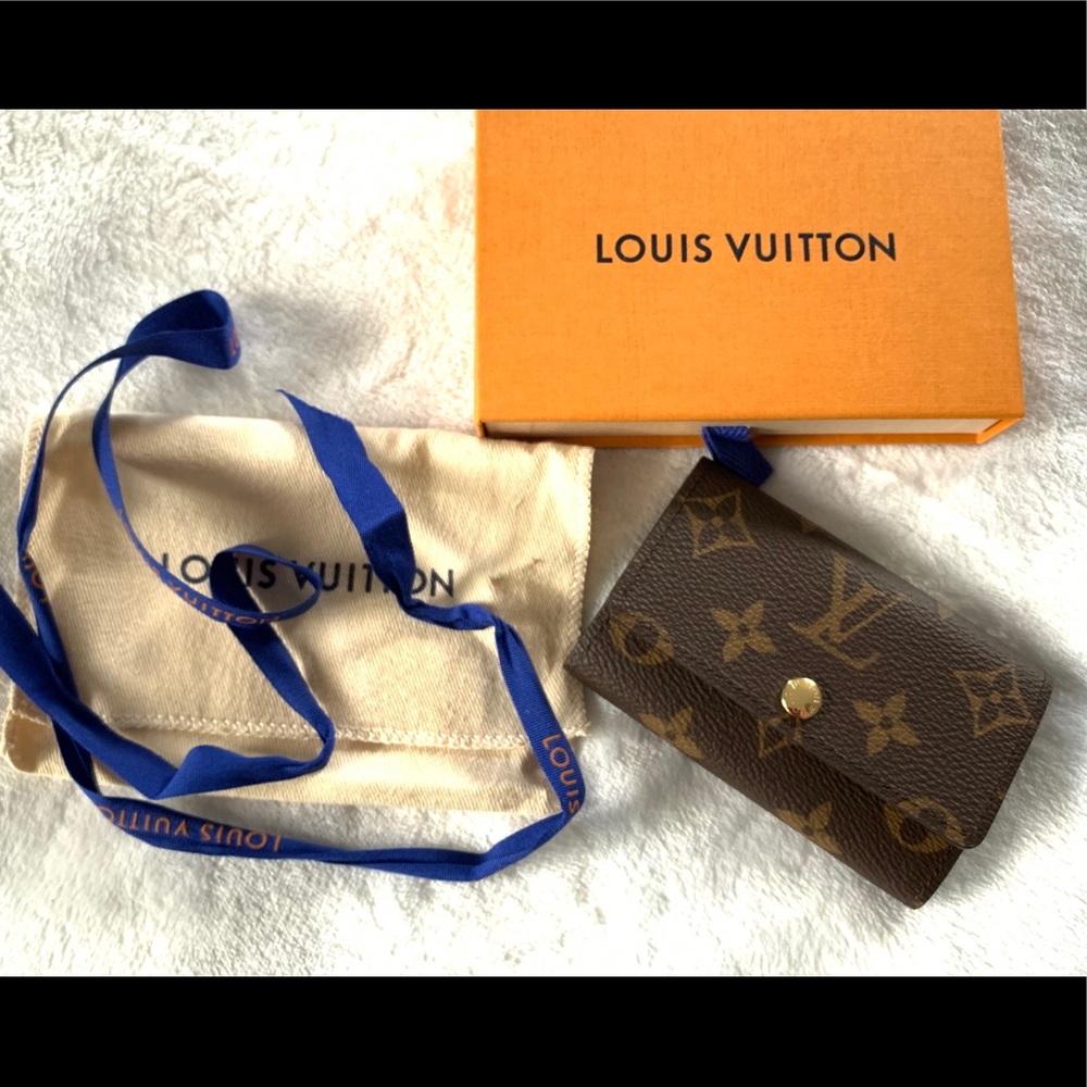 Authentic Louis Vuitton 6 Key Holder in Monogram